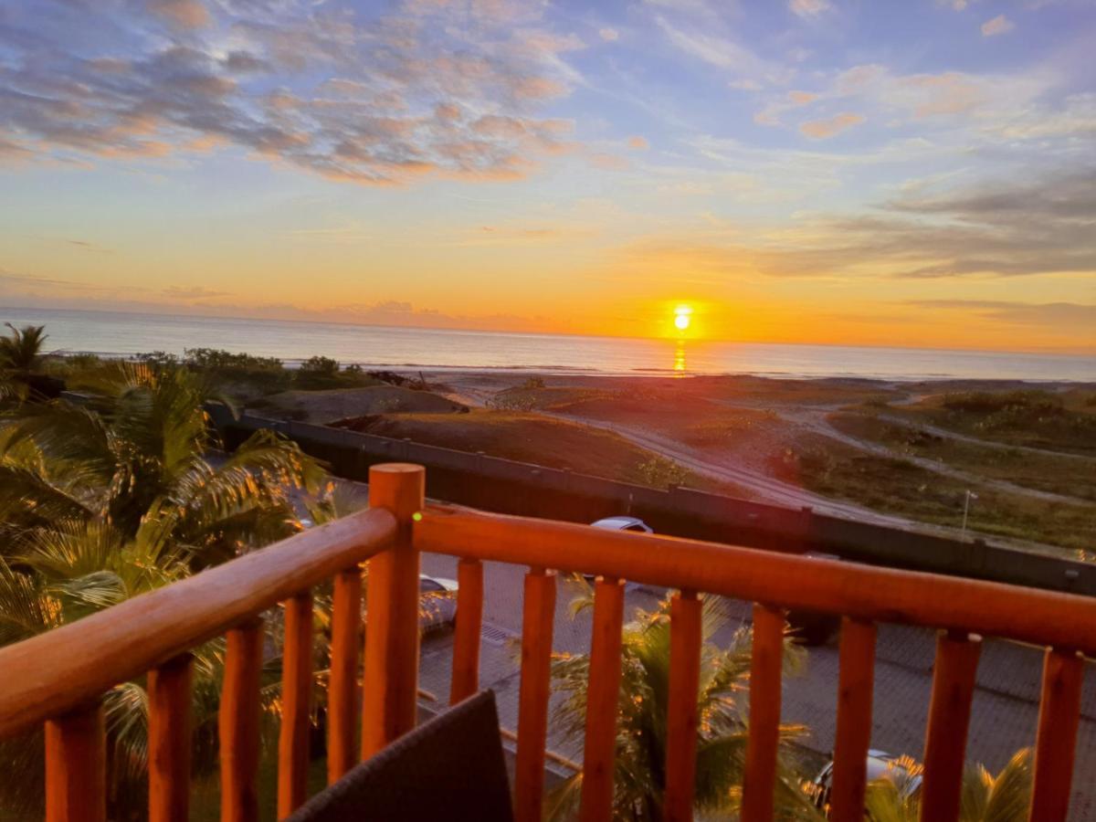 Paraíso Frente Mar: Beachfront Condo with Hydro, Sauna & Pool Cumbuco Exterior photo